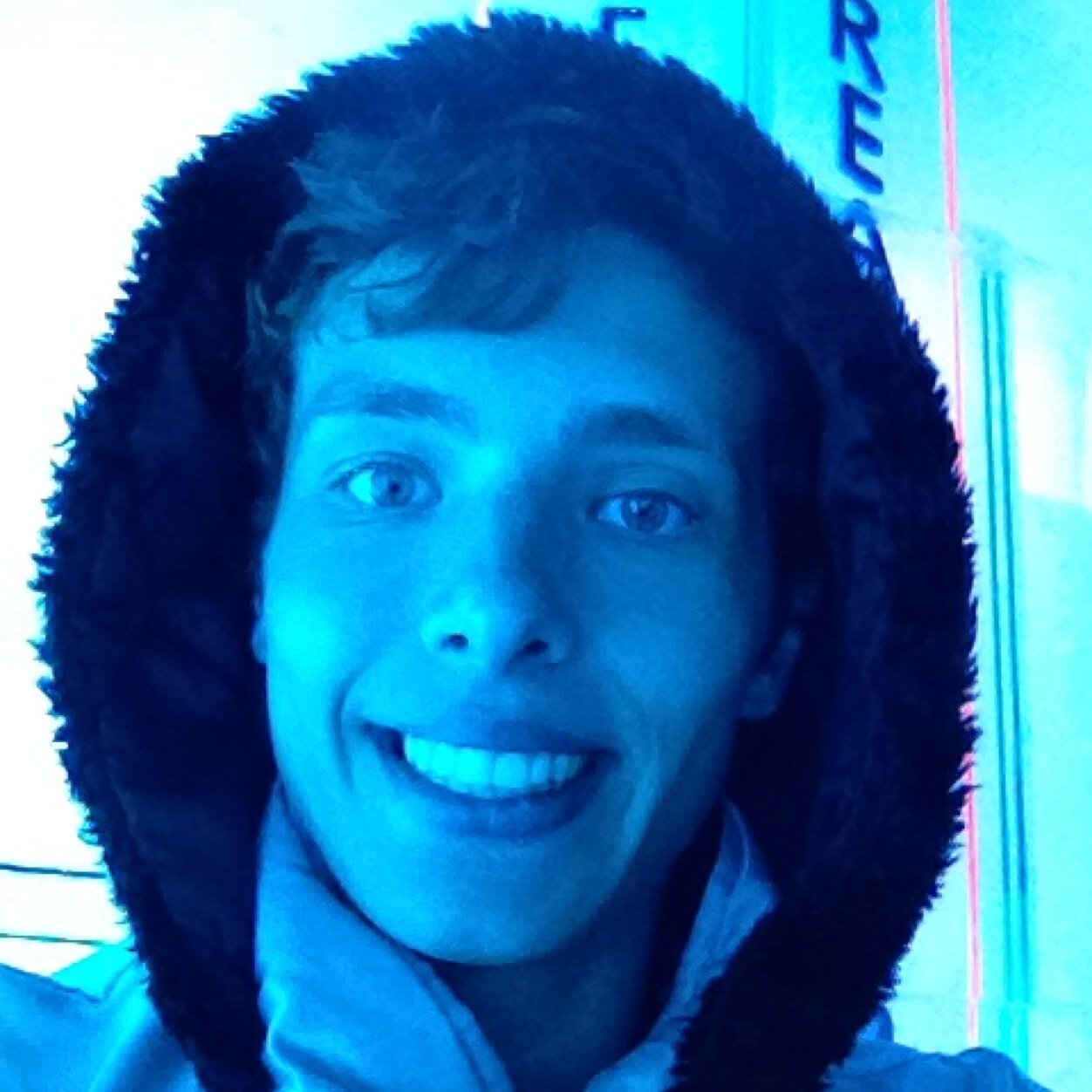 CesarDeArruda's profile picture. unfollow é um virus que destroi seu computador