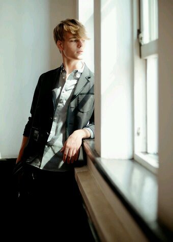 CrackedChip's profile picture. A cup of tea is all you'll ever need, working as a waiter at the local tea shop.