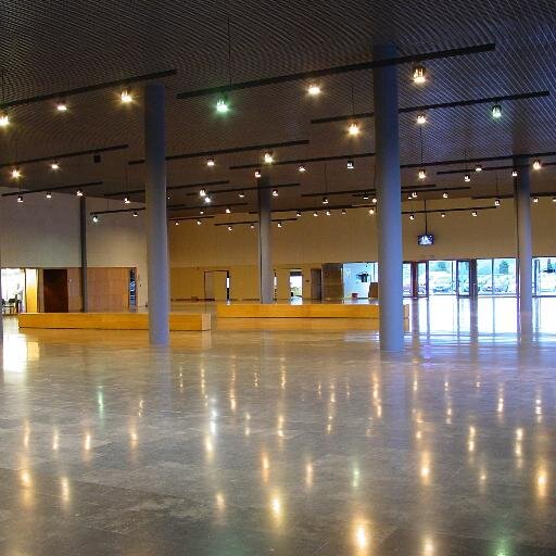Su infraestructura innovadora, de carácter polivalente, y su situación,al final del Camino de Santiago, lo convierten en la opción perfecta para  cualquier acto