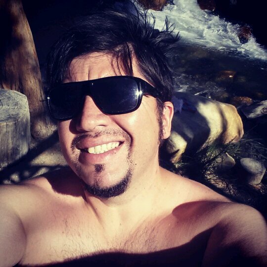 indignado , clase media, ciclista, peaton ,conductor contribuyente humanista  amo mi pais :)