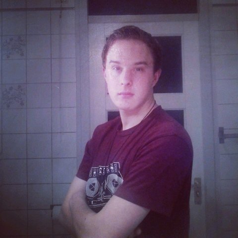 18 years old | DJ and producer | 35BEV1d| Spijkenisse | Believe and love your life. Hunt your dreams and life will be a pardise.