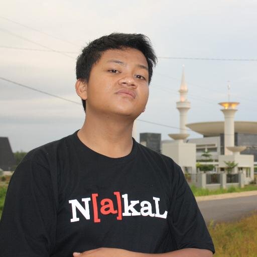 badan tinggi besar, muka sangar, penyarikan itulah Ikur di mana lagi kalau bukan di pangkalan:*