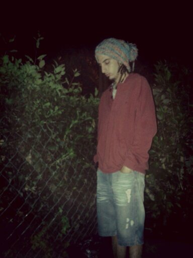 JuanPerunette's profile picture. Me perdí, creo que andaba pensando. 
Me encontré, por algún lado dudando.