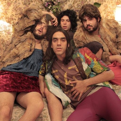 Super héroe devenido en músico de rock en JONI FLASH Y LAS VETERANAS.