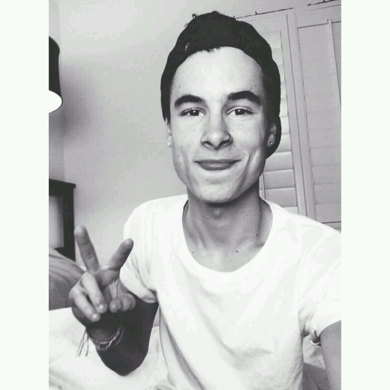 FREE FOLLOW FROM @troyeselfies PLEASE FOLLOW