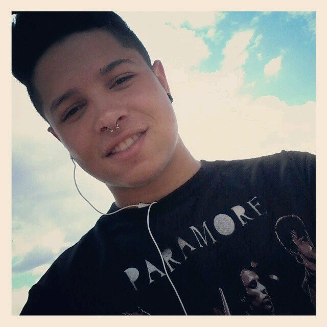 RaulJunioSales's profile picture. knives and pens