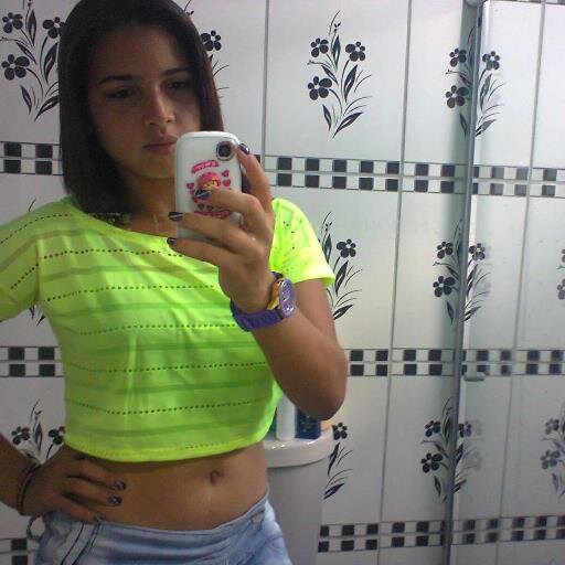 Eu sou uma menina amiga,humilde,divertida, simpática...Tbm Gosto muito de fazer novas amizades,gosto muito assiste filmes.
eu tenho 16anos,estou fazendo 2°ano