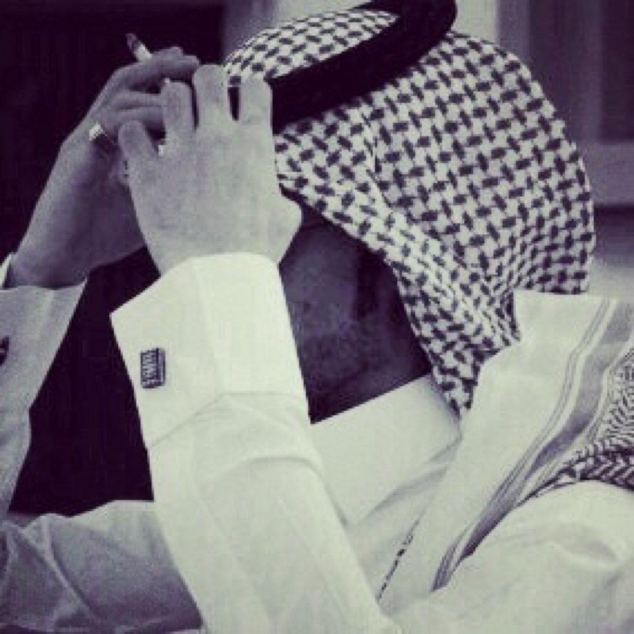 رَجُل مُبعثر..هُنا أبوح بـ مشاعري و كل ما يُكتب..بهذيانِ قلمي..لا أقتبس ولا تَسرِقني..مُلاحظة : بعد الثانية عشر من مُنتصف الليل قلمي مرفوعٌ عنهُ العتب