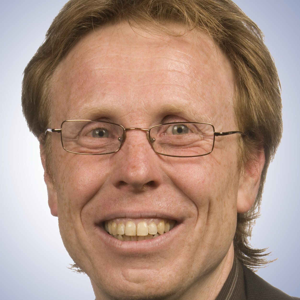 Wethouder Sociaal Domein gemeente Woensdrecht. Probeert goed te zorgen voor onze inwoners. Loopt marathons en is gek van wielrennen. Is supporter van VV Vivoo.
