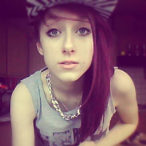 Follow me j'suis gentille ♥ #Directioner ,#Smiler, #Brat  J'vous baise tous !!!!