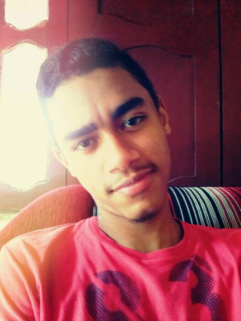 Filho de Freddie Mercury e Michael Jackson! Segue eu retribuo.