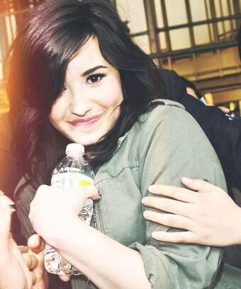 {Demi helped me when no one else did.} No son sólo sus ojos, es esa mirada. Stay Strong.