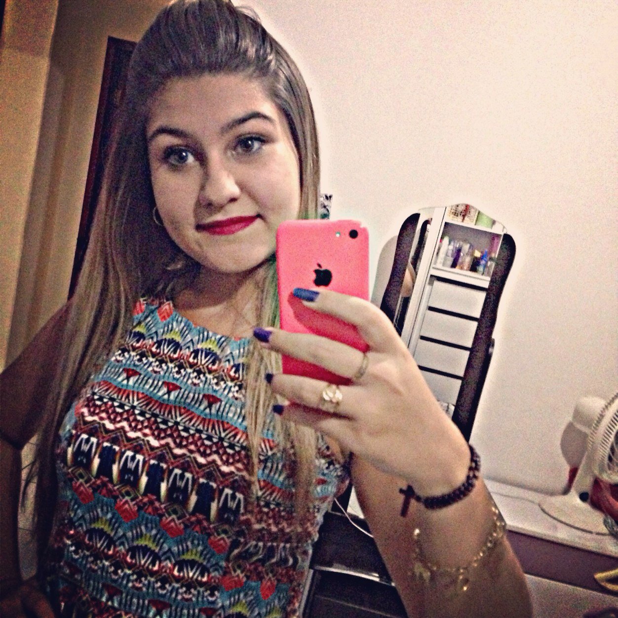 Felicidade, amor, sol, amizade, vida, viagem, rosa, piscina, diversão, carinho, música, fotos, ursinhos fofos, festas, cocacola, praia, moda (...)