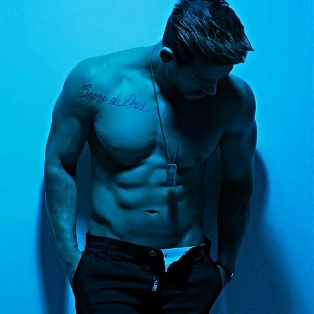 ''´Só nós dois até o amanheçer e depois a gente se envolver ver o sol nascer e prometer que dessa vez vai ser pra valer.
 Lucas Lucco. ♕ S.J ♕