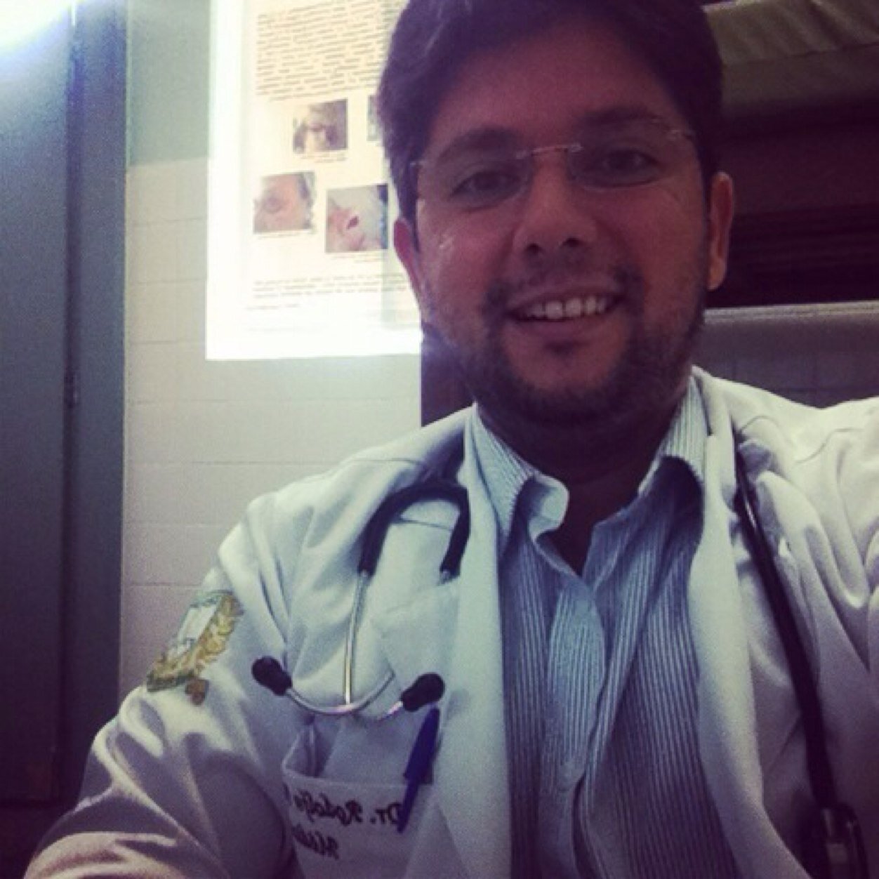 Apaixonado pela Medicina e a favor de uma saúde igualitária, universal e digna ao povo brasileiro.