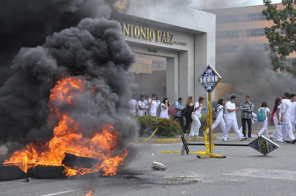 Comunidad de Estudiantes de LA UJAP de las ZONAS: Chimeneas, Trigaleña/Trigal y Mañongo. EN COMUNICACIÓN POR LOS HECHOS DE VIOLENCIA OCURRIDOS EN EL PAÍS 2014