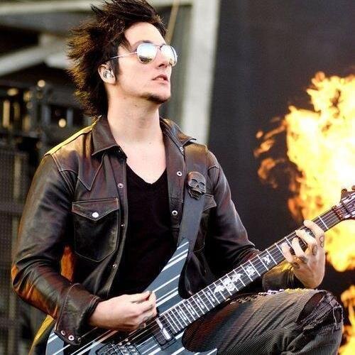 Lead guitarist in the metal band Avenged Sevenfold. I play with Zacky Vengeance. | #Synacky |