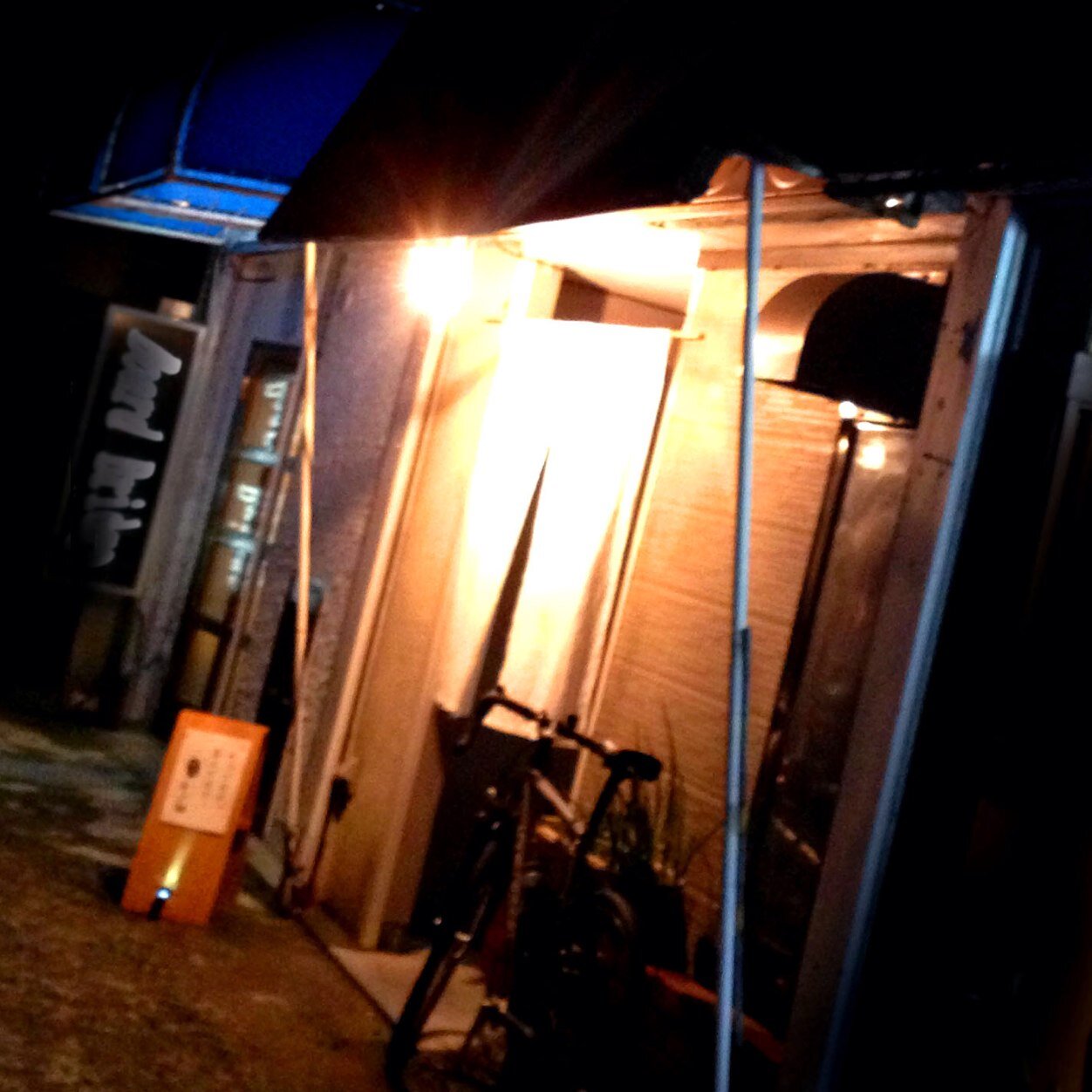 静岡市葵区安東1-5-11長谷川ビル真ん中 お酒が好きすぎて、呑み屋はじめました。日本酒:大雪渓(長野県)その他日替り。生ビール:ベアードビール(修善寺)。ワイン、焼酎、バイスサワーあります。