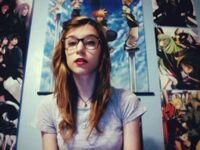 Si es tierna, carinosa, simpatica y encima se pone de puntitas para darte un beso, es la indicada.