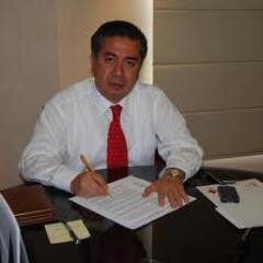 Soy secretario, padre de familia... amoroso, feliz con lo que la vida me ha dado.