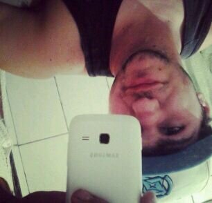 Engraçado, determinado, bobo, sorridente e que quase nunca aceita um 'não' ou 'você não é capaz' como resposta! :p