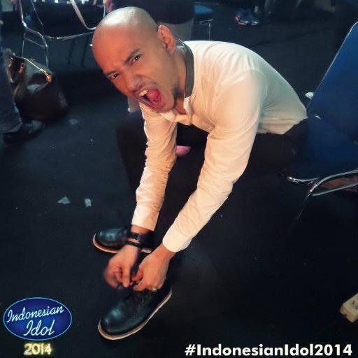 @Febriansyah_is orang yg akan selalu semangatkan HUSEIN ALATAS Atau @HuseinIDOL8 ,Sukses terus di panggung #IDOL buat bg HuseinAlatas {}