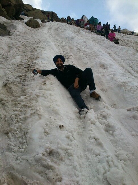 From Delhi, love meeting new people, watching movies, listening music, venturing new places, soccer etc...