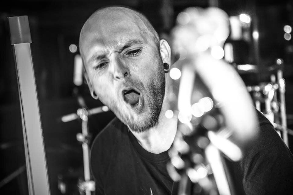 Bassiste au sein de THE UNNAMED FEELINGS, Guitariste de GHOST HOLE GLORY & ANGELUNAM, pianiste de DIVINE K......
