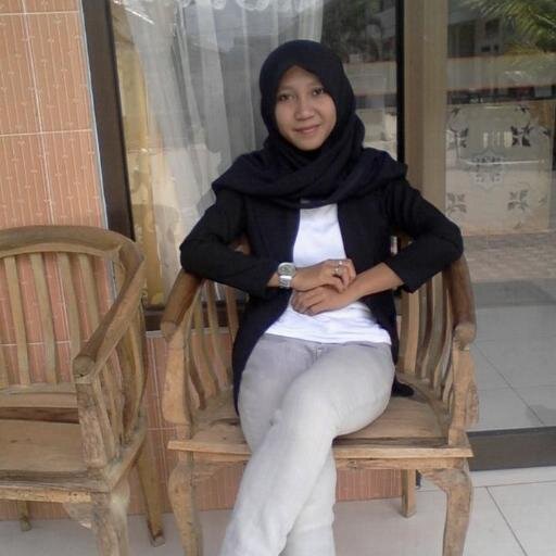 Cinta itu bukan yang dipikirkan oleh akal,
Tapi cinta adalah yang dirasakan oleh hati.