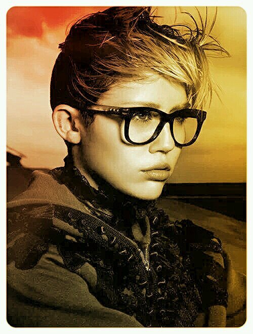 Fc dedicado a, Atriz, Cantora,
Compositora, Designe de
Moda, Autora, Dubladora,
Produtora, Empresária
Dançarina, Miley Ray Cyrus.
Criado: 28/09/13