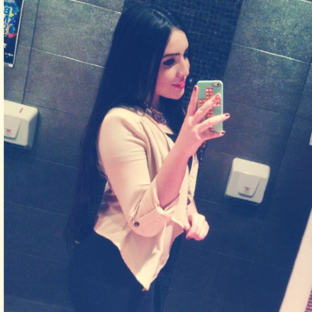 No le da explicaciones a nadie, vive como quiere vivir y asi es feliz.