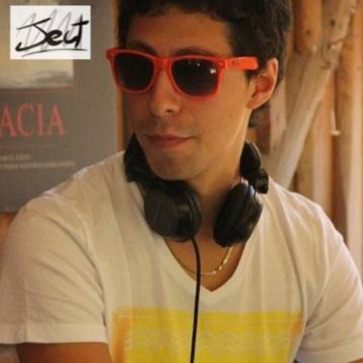 From Science to EDM DJ http://t.co/WED39gsAUy - http://t.co/M9NffkhKZM