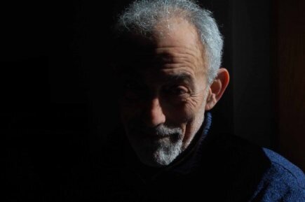 Orlando Andreucci cantautore autentico che scolpisce esistenze con le parole che scrive. Dotato di disarmante semplicità è artigiano delle sue emozioni.