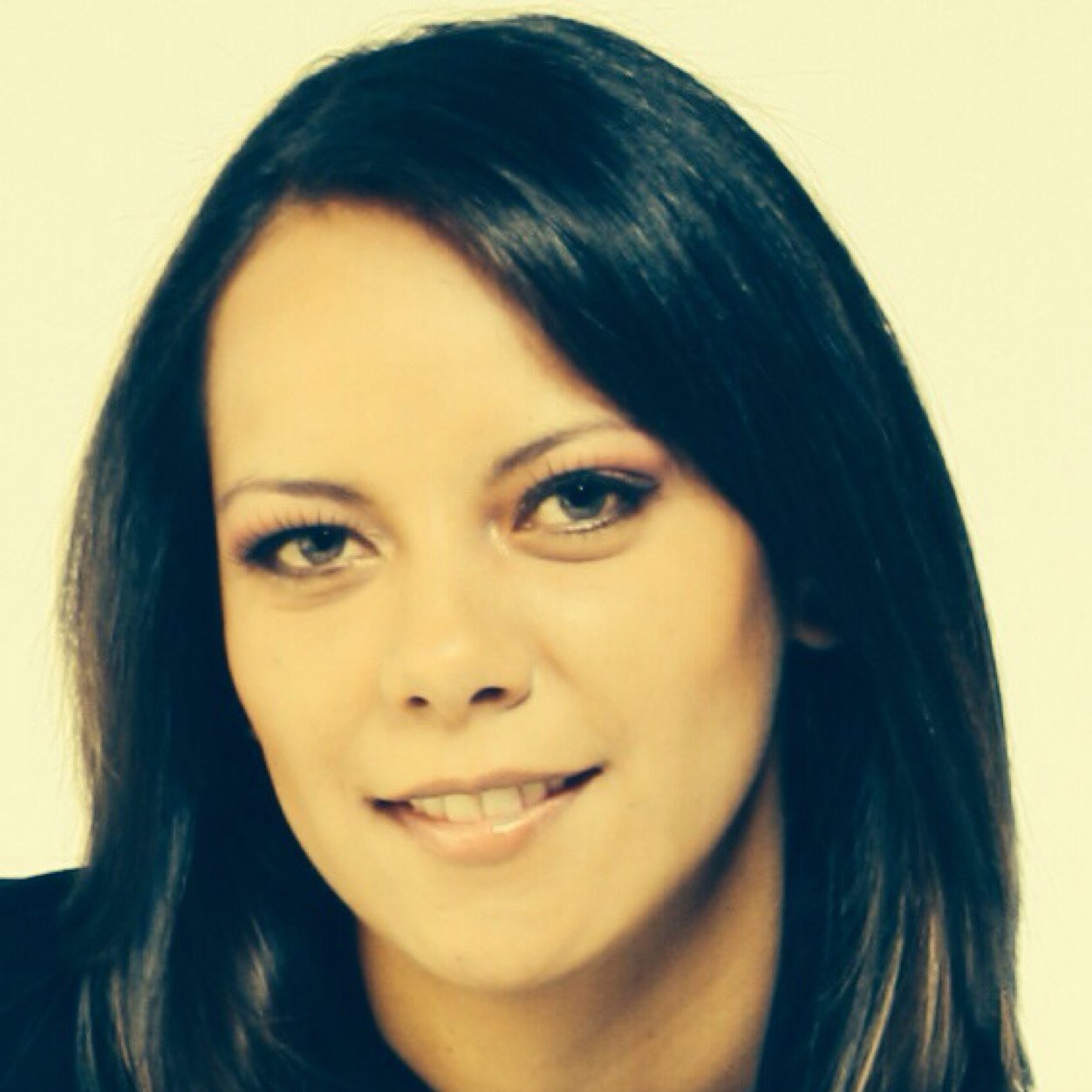 Quiteña, de espíritu libre, mujer, mamá, activista. También abogada, mediadora, psicoterapeuta, orientadora familiar.