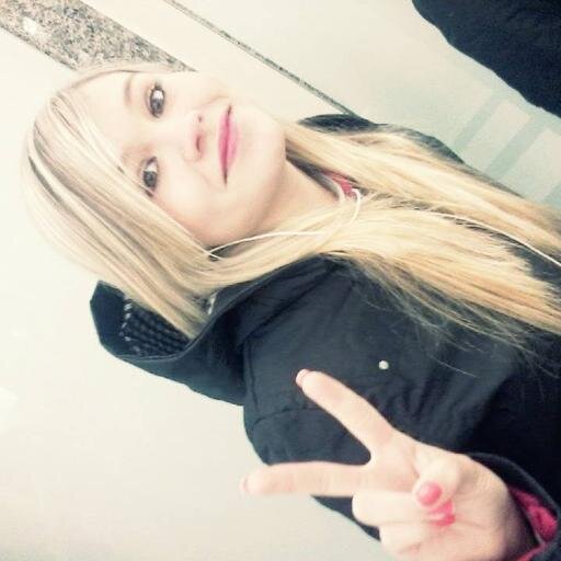 Amo meus amigos, minha familia , meu computador, meu celular kk pizza, e tudo que for de comer :33