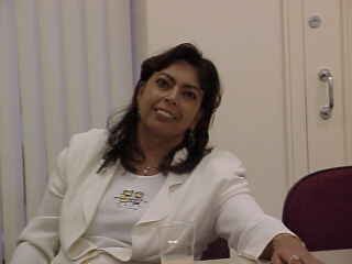 Alguém positiva, confiável, focada, determinada, persistente, trabalhadora, ativa, bondosa, comunicadora, competente, razoavelmente inteligente e especialmente