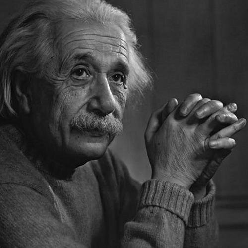 Albert Einstein أحد أهم العلماء في الفيزياء حاز في العام 1921م على جائزة نوبل في الفيزياء ذكائه العظيم جعل من كلمة أينشتاين مرادفا للعبقرية