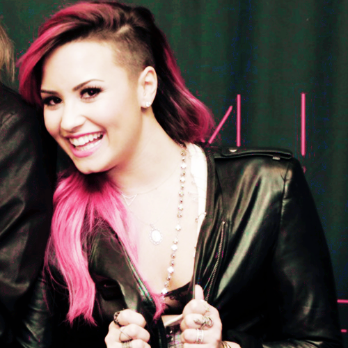 ThayCyruslovato's profile picture. Um sorriso? O da Demi. Uma música? A da Demi. Um nome? Demétria. Um lema? Stay Strong. Um hino? La la land. Um amor? O das Lovatics.@ddlovato