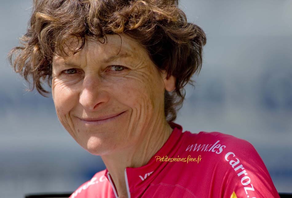 Jeannique Longo en personne, à la recherche d'une nouvelle selle pour mon cul, mais prête pour revaucher tout autre chose .. ;)