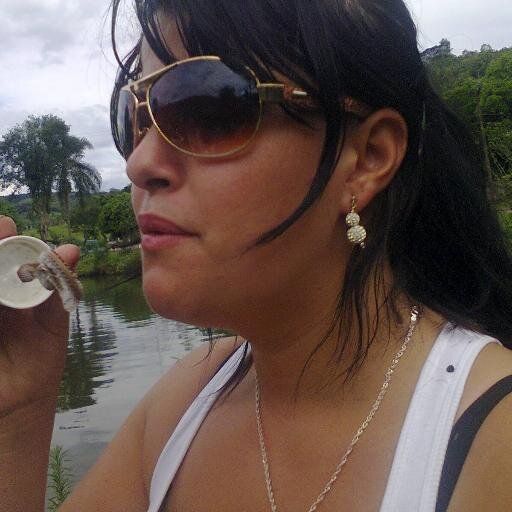 adoro ler,ouvir musica.................
