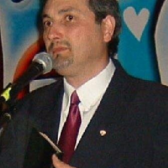 Pastor adventista, casado con Angie Davila, padre de Misael.