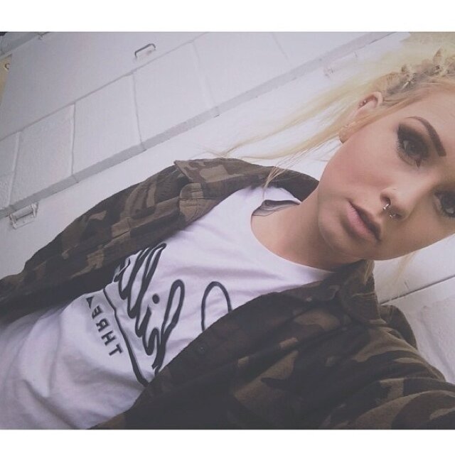 19, Student, Artist, Girlfriend, Mother to Skylie3