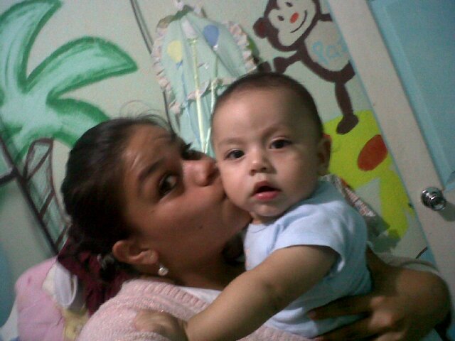 ese gesto tan cnzillo q aces .... tomarme d la mano o simple colokr tu mano sobre mi para cntirme a tu lado omg me enamora!!