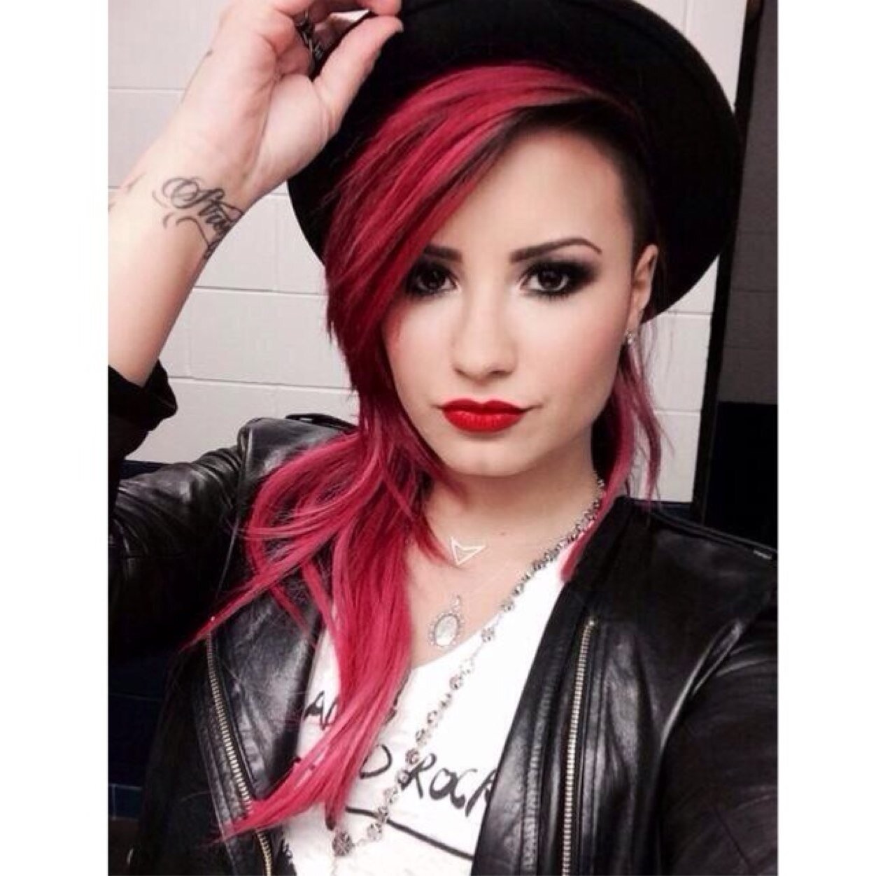 FOLLOW @PIINKVATTO !!! ~ stay strong little warriors ♡ ~ lovatic ♡ ~ demi is a lifesaver♡