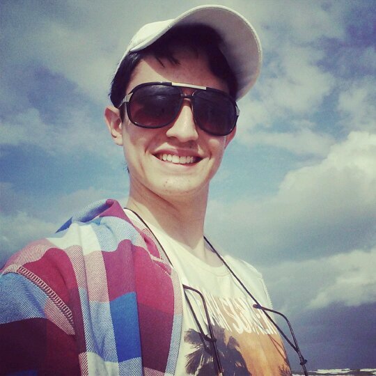 Aqui fala um menino muito extrovertido, futuro médico , Águia de fogo e  o melhor amigo da @reloucamis_ e @reloutata_ !! :)