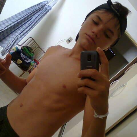 Estrovertido,gosto de futbol,conhecer pesseoa,e sair com a galera.