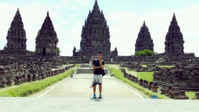 pribadi yang berusaha berpikir positif.*football is my life*