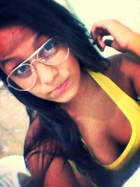 amo fazer novas amizades , sou muito divertida , sou uma chocólatra e uma solteira em busca de um príncipe sapo *-* !! 3