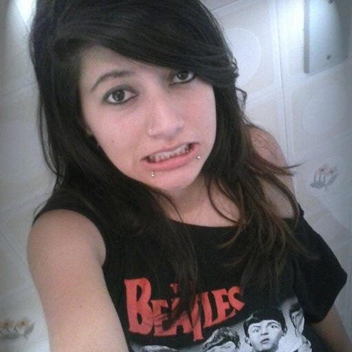 Sorria msm sem motivo, tentar ser feliz apesar de tudoo :3