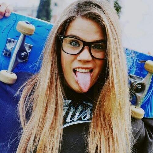 soy directioner, latina orgullosamente me encantan los gatos soy alta siempre he soñado con ir a londres solo para montarme en el london eye ilogico pero asi so